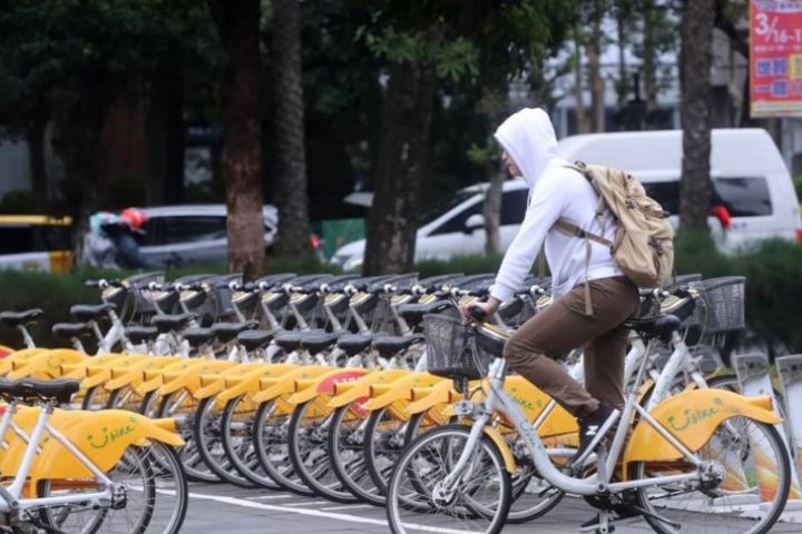 相較大陸共享單車,台灣民眾熟悉的YouBike 2.0目前仍維持相對低廉的收費標準。圖/中央社