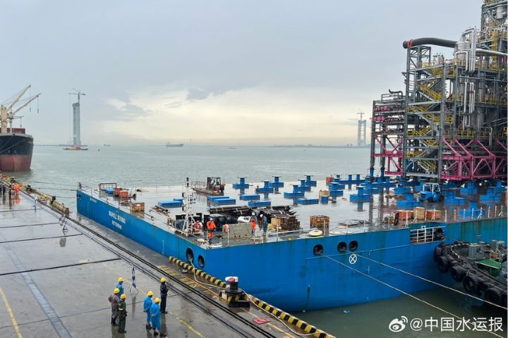 隨著最後一根纜繩在雨中收緊，長江引航中心張家港引航站又一次「T」型靠泊服務圓滿成功。圖/取自中國水運報微博