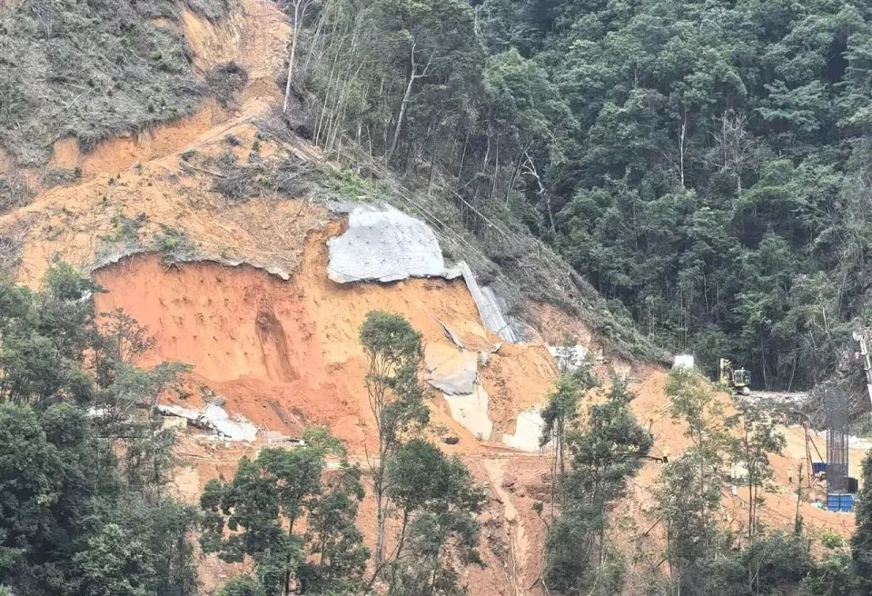 今年8月水電站的另一段邊坡工程,曾發生大面積垮塌。圖/取自《經濟參考報》