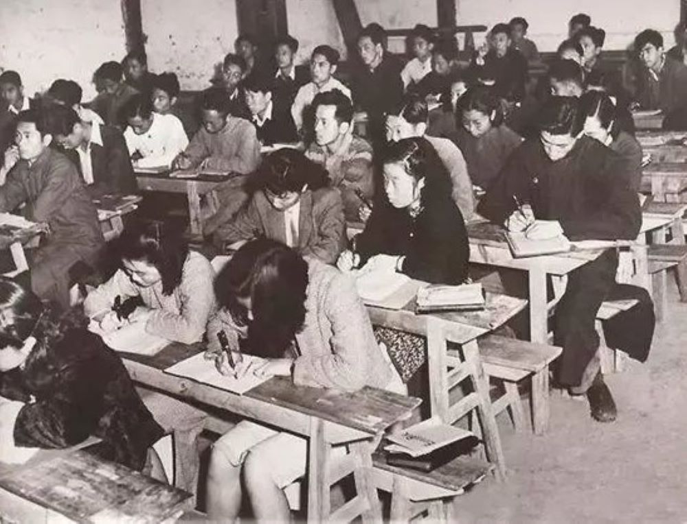 在炮火下吸收文化的西南聯大學子。圖/取自鳳凰網