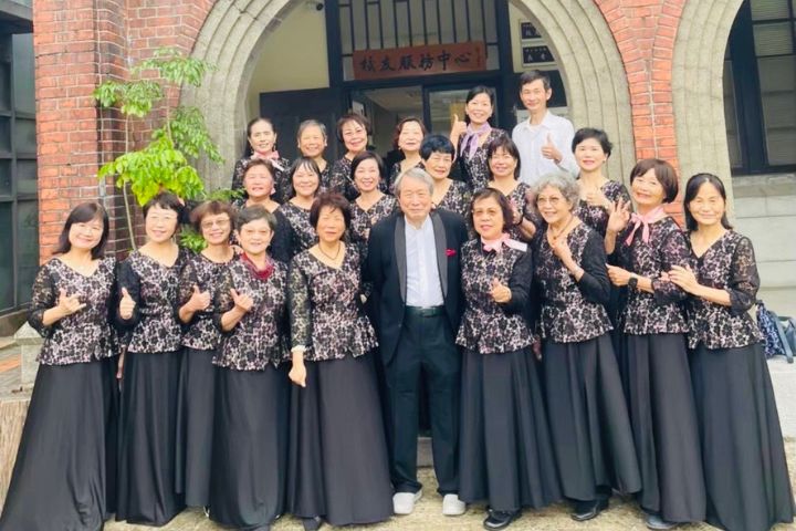 校友及音樂系合唱團齊唱校歌,並邀請所有來賓共同高唱〈平安夜〉。圖/取自億光文教基金會提供