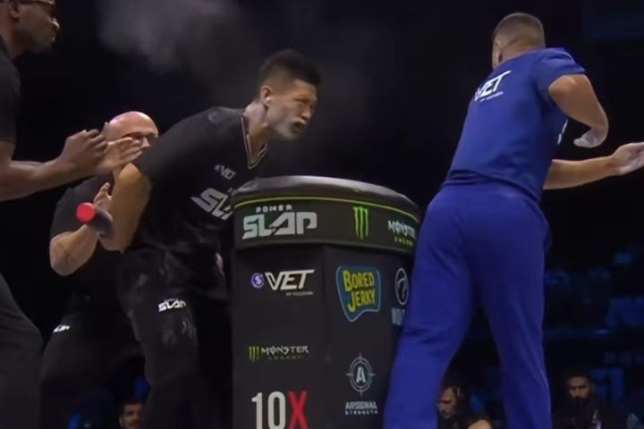 格鬥從業者指出,摧倒趙鴻剛的最後一擊,並非典型的「耳光」,更接近手刀劈向。圖/取自籃圈孤勇者微博