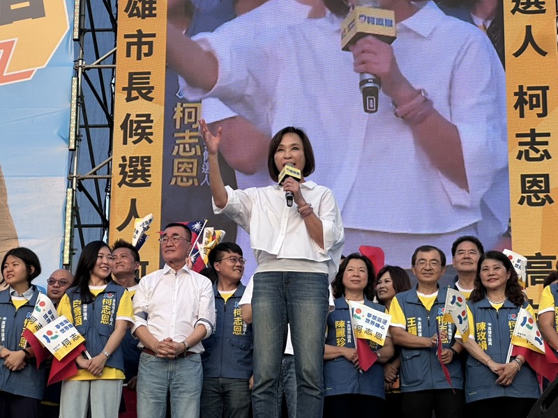 國民黨高雄市長參選人柯志恩(前中)19日在鳳山區舉辦首場大造勢活動,她喊出市政要一棒接一棒,但不一定要是民進黨來接,而是讓最強棒接棒,盼能讓高雄起風、帶來翻轉。圖/中央社