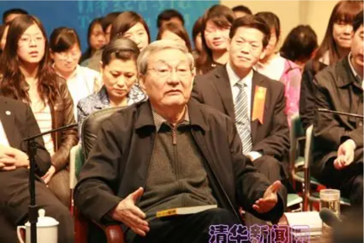 大陸前國務院總理朱鎔基退休後，常前往清華大學管院探望學者及師生。圖／取自清華新聞網
