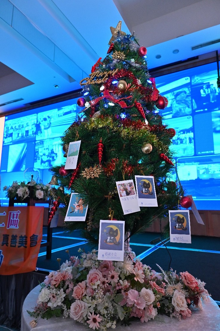 高雄主場點燈儀式,全省連同步線點亮橘色之光,與夢想祈福之樹,掛上祈福許願卡,象徵全民共同許諾終止暴力付出關懷。圖/國際蘭馨交流協會提供