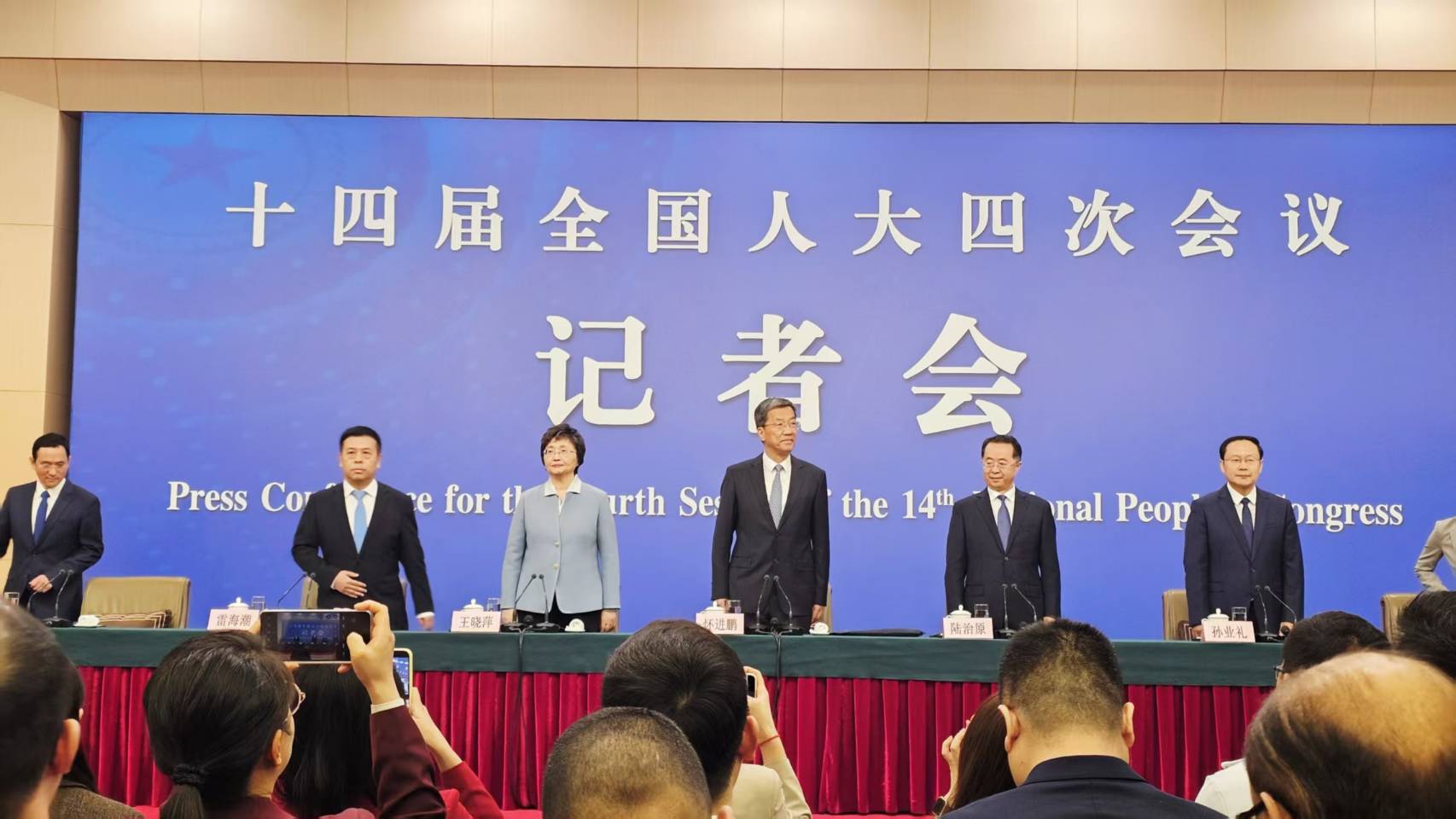 左至右：主持人金勤中、國家衛生健康委員會主任雷海潮、人力資源和社會保障部部長王曉萍、教育部部長懷進鵬、民政部部長陸治原、文化和旅遊部部長孫業禮。圖/記者宋秉忠攝