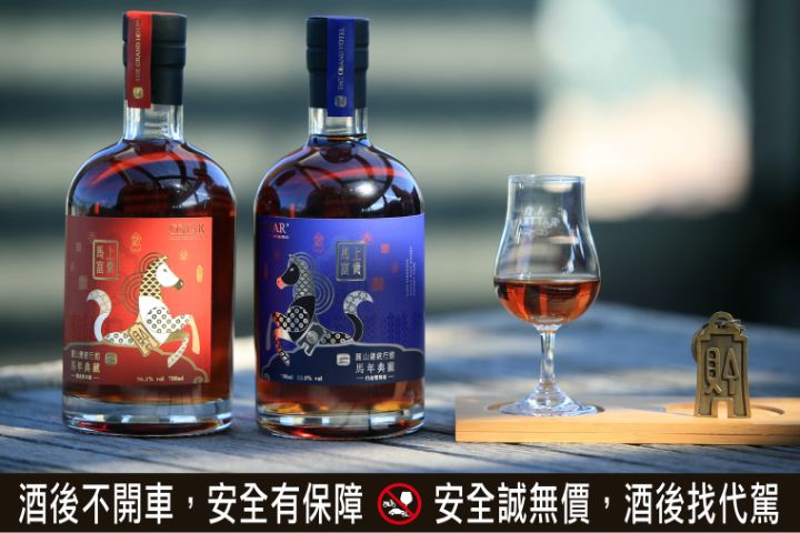 今年馬年典藏紀念酒設計是以駿馬昂首躍動為巧思，結合圓山經典「貨布鑰匙圈」，象徵「馬上富貴、財啟圓運」的新春祝福。圖/圓山大飯店提供
