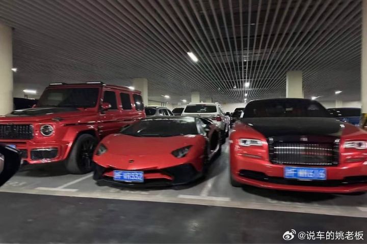 網紅白冰擁有大量的豪車，從豪車內容創作者轉型為中國頂流探店博主。圖/取自說車的姚老闆微博