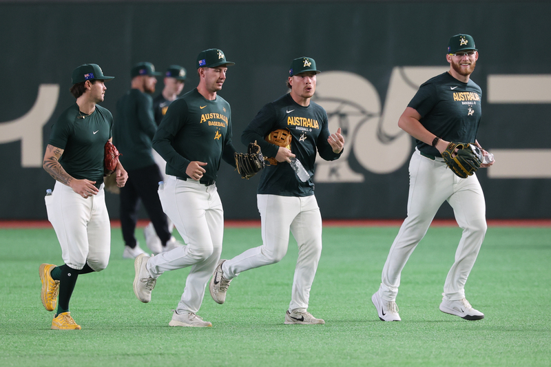   隨著巴札納領軍（右2）的澳洲隊來勢洶洶，中華隊首戰如何壓制這位選秀狀元、搶下關鍵首勝。圖為澳洲隊4日在日本東京巨蛋練球備戰。圖/中央社