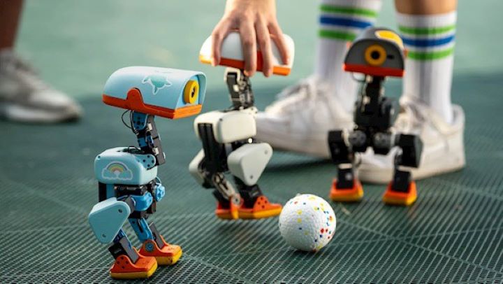 Microduck的出現,剛好踩上近年科技業積極發展的「實體AI」浪潮。圖/取自Microduck影片