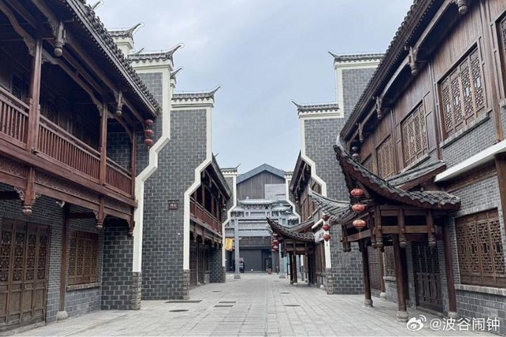 張家界大庸古城因缺乏文化內核，四年累虧超10億元人民幣、日均遊客不足20人。圖/取自波谷鬧鐘微博