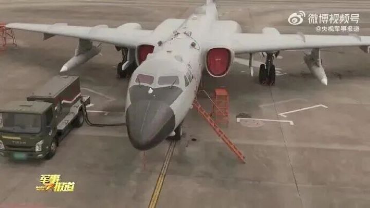 轟-6搭配鷹擊-21空射型，顯示解放軍正嘗試提升轟炸機部隊的反艦打擊能力。圖/翻攝自央視畫面