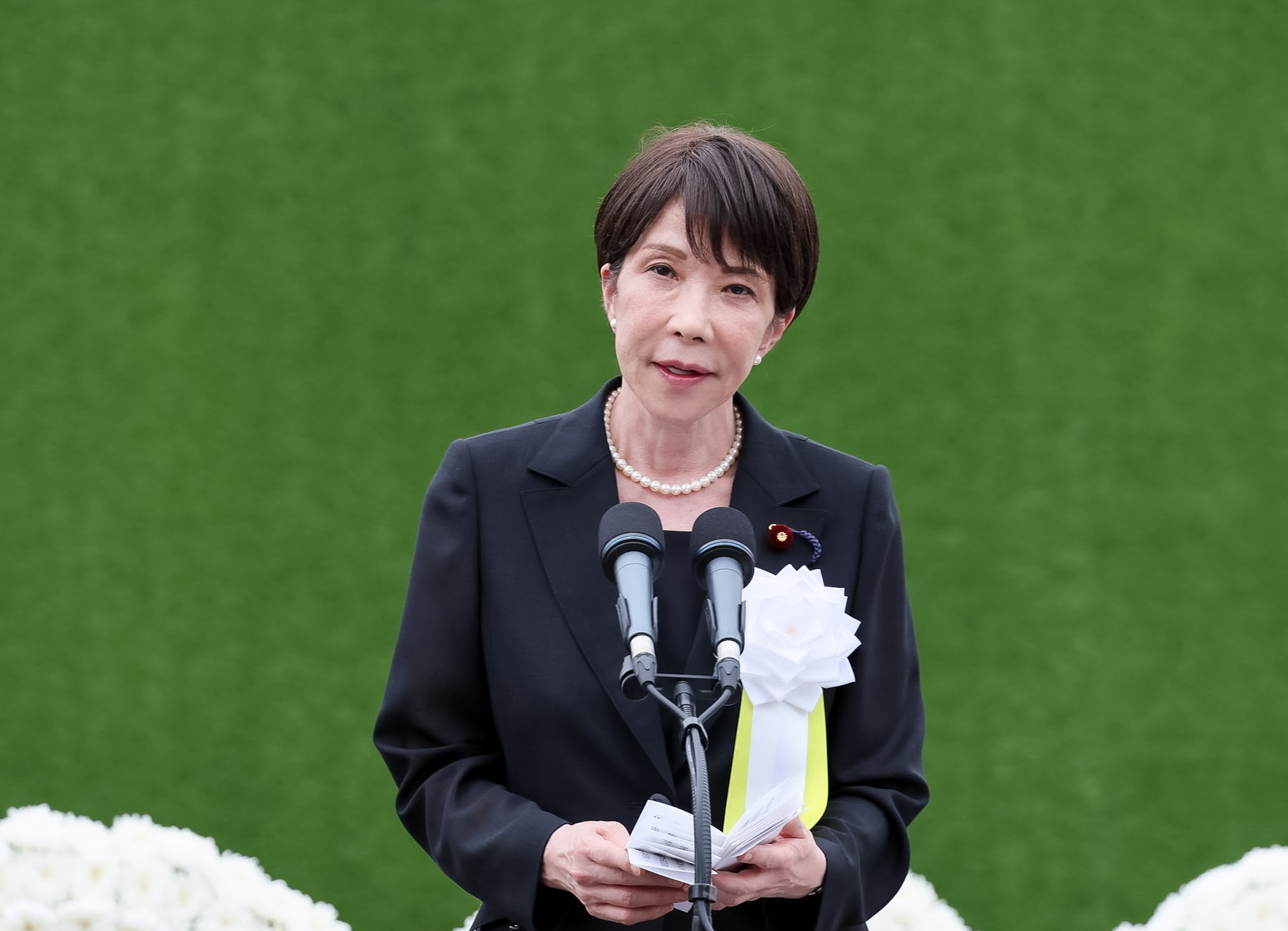 日本首相高市早苗出席長崎原爆犧牲者慰靈和平祈念式典，向因原子彈投下而犧牲的罹難者致哀。圖／X @Takaichi_Sanae