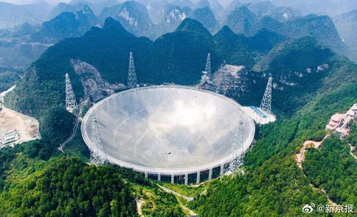 中國天眼位於貴州省平塘縣，是500公尺口徑球面射電望遠鏡（FAST），主要用來接收來自宇宙深處極其微弱的電磁訊號。圖/取自新京報微博