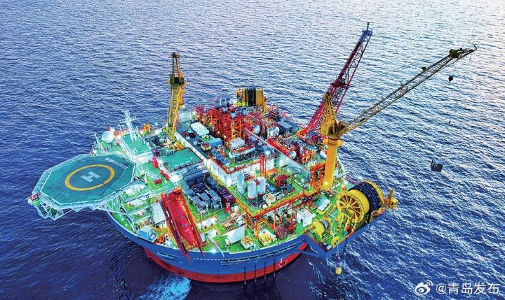  「海葵一號」總高度近90公尺，總重量約3.7萬噸，最大儲油量6萬噸，每天可處理原油5600噸。圖/取自青島發布微博