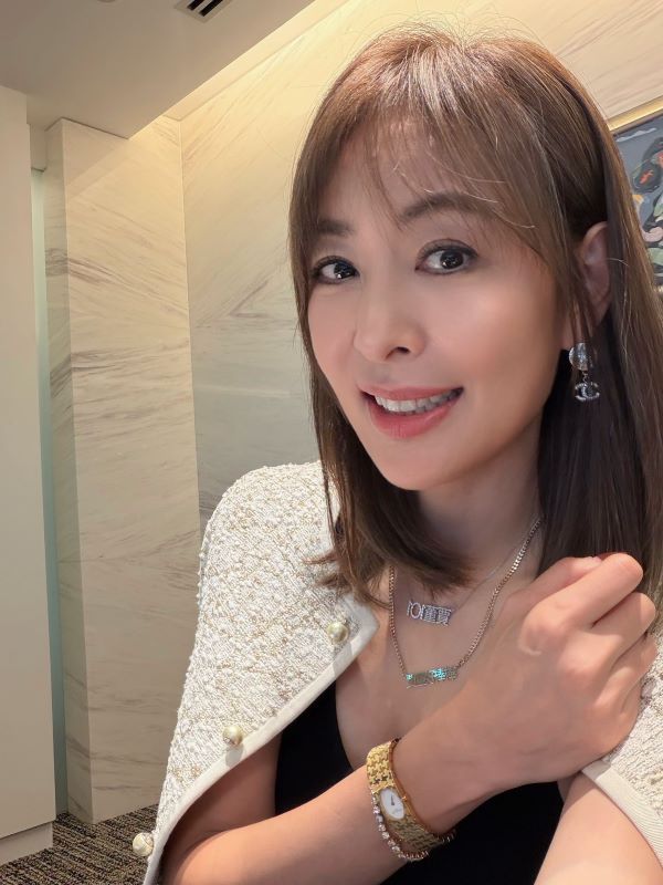 台北101董事長賈永婕14日赴立法院財政委員會備詢,意外因為衣著引發議題。圖/取自賈永婕臉書