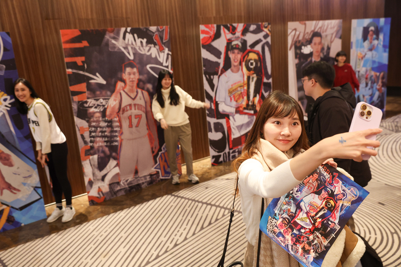 已經宣布退役的籃球球星林書豪「豪情不滅｜Never Done」媒體感謝會暨粉絲見面會，28日下午台北W酒店舉行，球迷與背板合影留念。圖／中央社