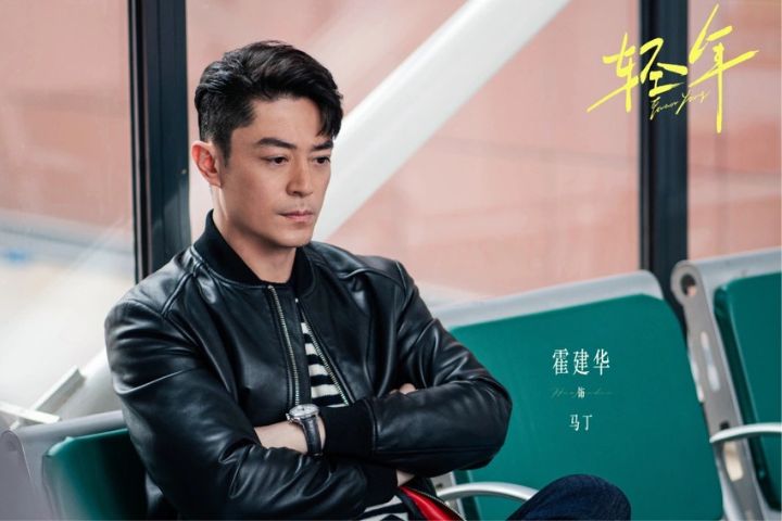 霍建華（左2）在對的年紀，站上對的舞台。圖/取自《輕年》劇照