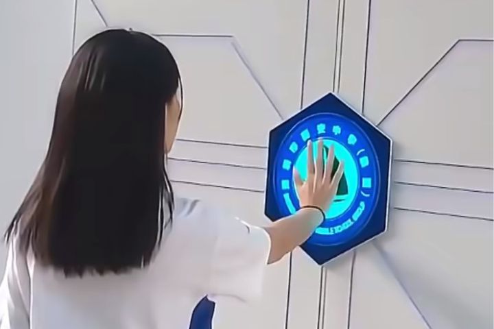 深圳一所中學啟用充滿感科技的大門。圖/取自財經旅長影片