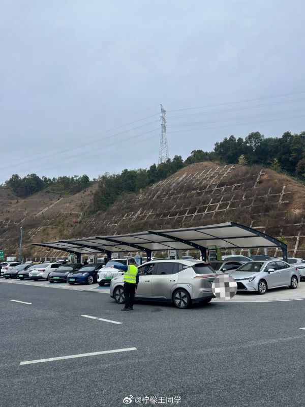 大陸國慶期間部分充電設備啟動限流措施，車輛充到80%就必須離場。圖/取自檸檬王同學微博