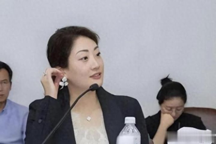 宗馥莉目前掌握集團經營權，並大力推動品牌轉型與年輕化。圖/取自微博