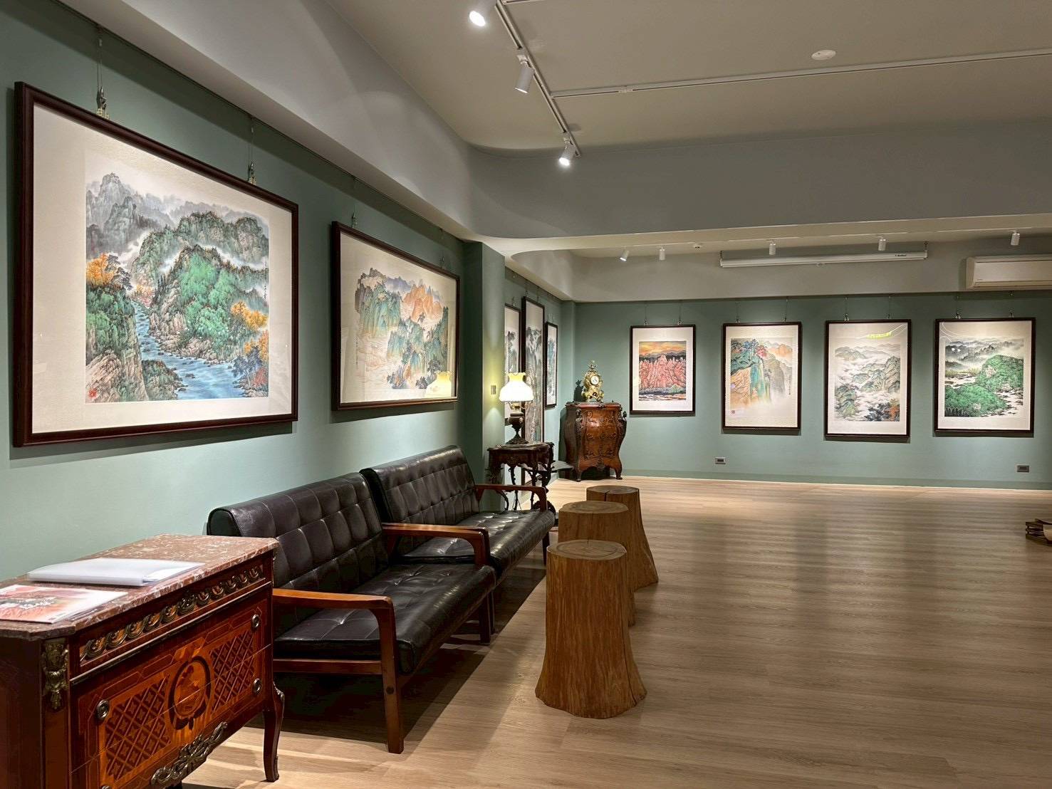 《工筆之魂,意象之軀:石雲華的當代彩墨實踐》多幅作品展示會場。圖/林碩國際提供