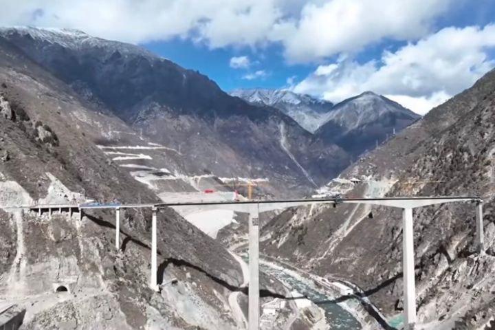 紅旗橋於2025年1月完成220公尺中跨合龍，投用時間不到一年。圖/取自剋剋啊微博