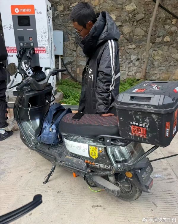 男孩獨自騎著家用電動車從四川自貢出發,由於電動車續航里程約70公里,他必須不斷尋找地方充電。圖/取自風吹向千樹微博
