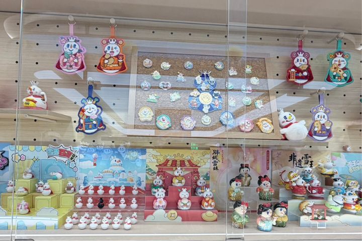 總部一樓設有品牌旗艦門市，二樓則規劃為「雪王」主題文創空間。圖/記者陳素貞攝