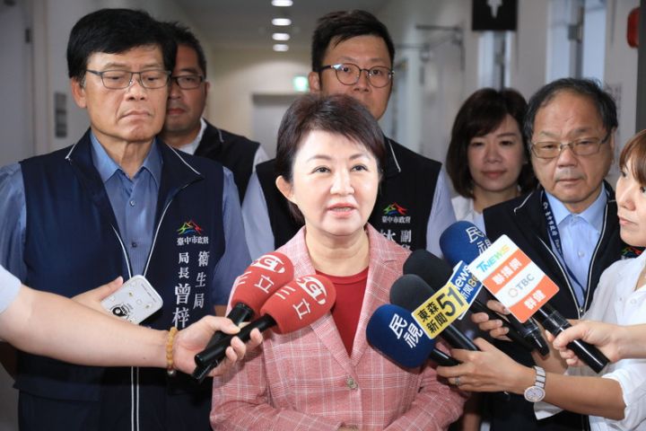 台中市長盧秀燕(前)7月31日在台中市議會接受媒體聯訪,談及問題油品案表示,要求中央政府說清楚並公布4日專家會議紀錄。圖/中央社