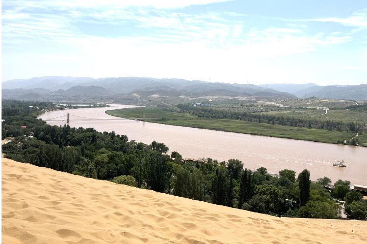 沙坡頭位於騰格里沙漠東南緣,也是黃河流經沙漠的重要地段,黃河在此呈現S型大幅度彎曲,構成猶如太極圖般的自然景觀。圖/記者陳素貞攝