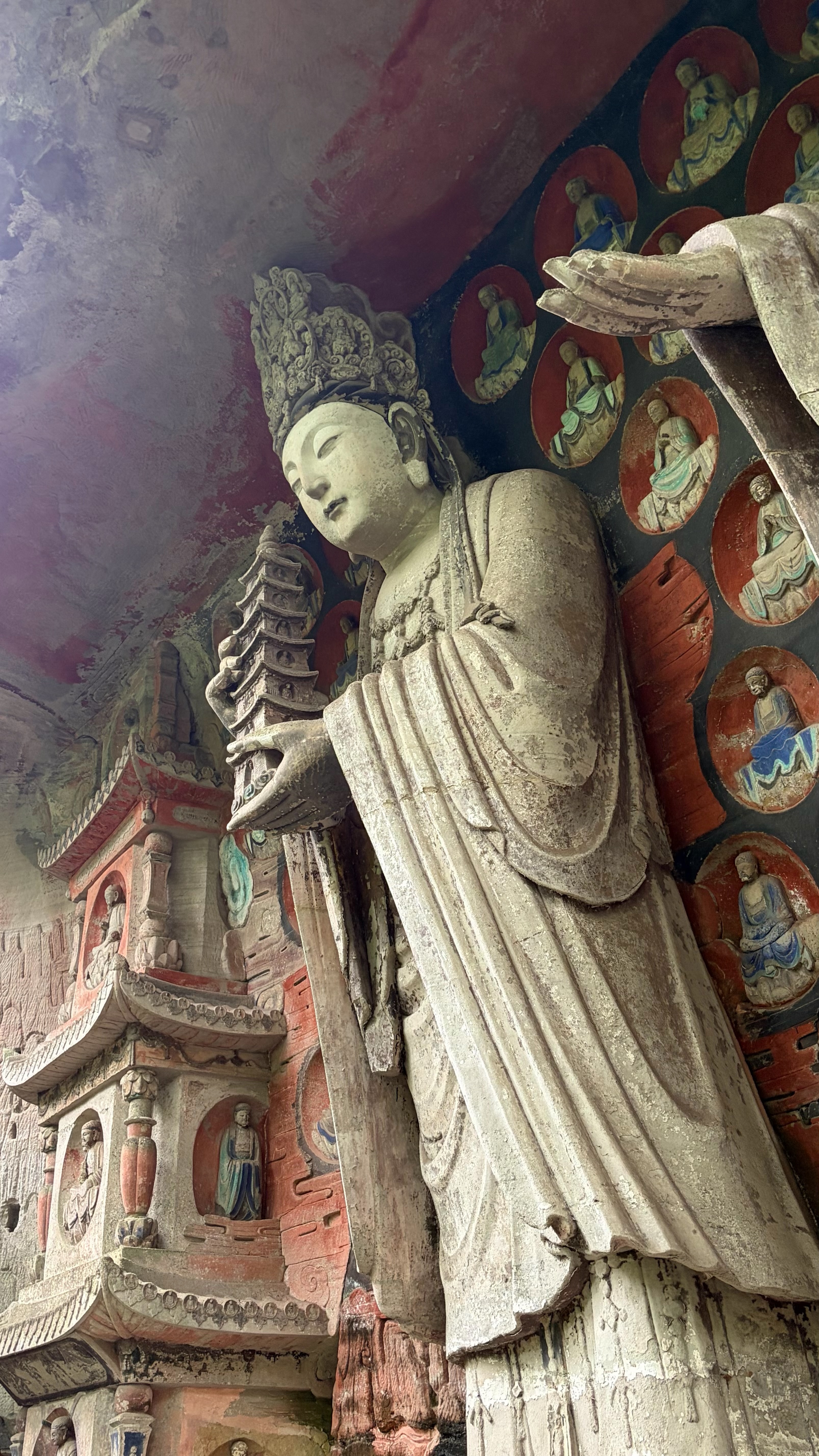 寶頂山的文殊菩薩石刻高達七公尺,手中的寶塔約1.8公尺,約等同一人身高。 圖/記者高陸攝