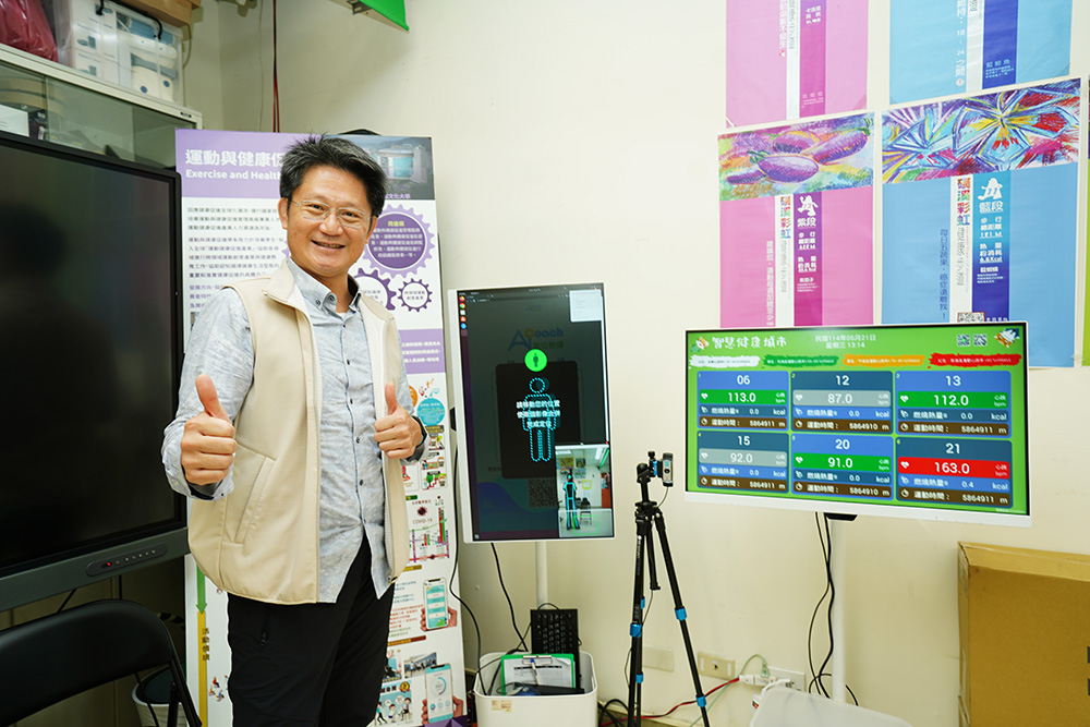 以非醫療觀點切入長照領域，強調延緩與預防失能。推動運動、音樂、戲劇與藝術等「人文療癒」方式協助學生從「做中學、學中做」，落實產學接軌。圖/文化大學提供