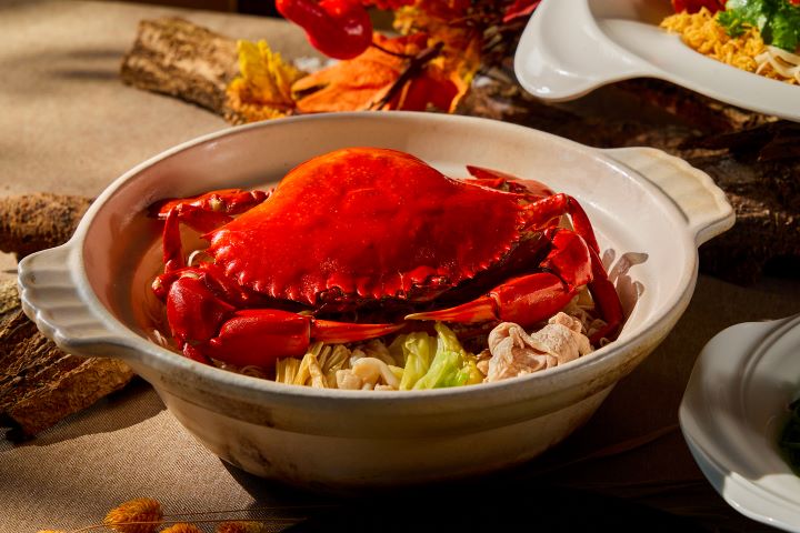 圓苑餐廳「砂煲麻油紅蟳」嚴選特級大紅蟳,以黑麻油、老薑慢火煲煮,濃郁麻油香氣與紅蟳鮮甜交融,一口咬下濃郁溫潤,暖胃又暖心,為餐桌增添暖意。圖/圓山大飯店提供