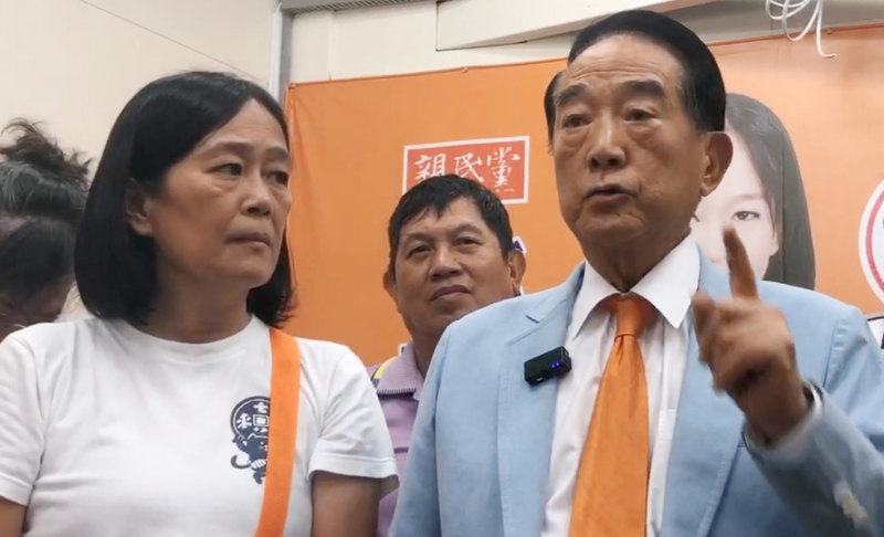 親民黨主席宋楚瑜)右)在輔選自家議員候選人時,對媒體談及他對此次食安事件的看法。圖/中央社