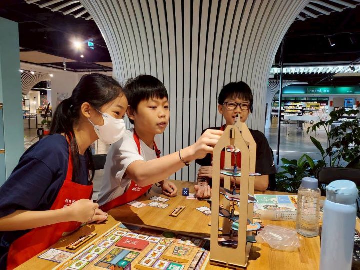 孩子透過灃食開發的《平衡地球美食家》永續桌遊玩中學,了解降低碳排放與環境永續的重要性。圖/灃食教育基金會提供