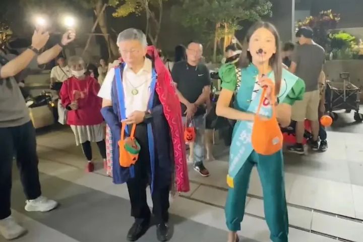 柯文哲31日晚間扮成漫威超級英雄「奇異博士」，陪同扮成日本動漫《獵人》角色「伊耳謎」的台中市議員候選人劉芩妤變裝掃街。圖/台灣民眾黨提供