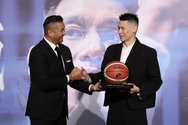 籃球球星林書豪（右）28日在退休4個月後舉行球迷感謝會，除了收下PLG副會長陳建州（左）所送的退休禮外，也提到自己和兒子關係大躍進。圖／中央社