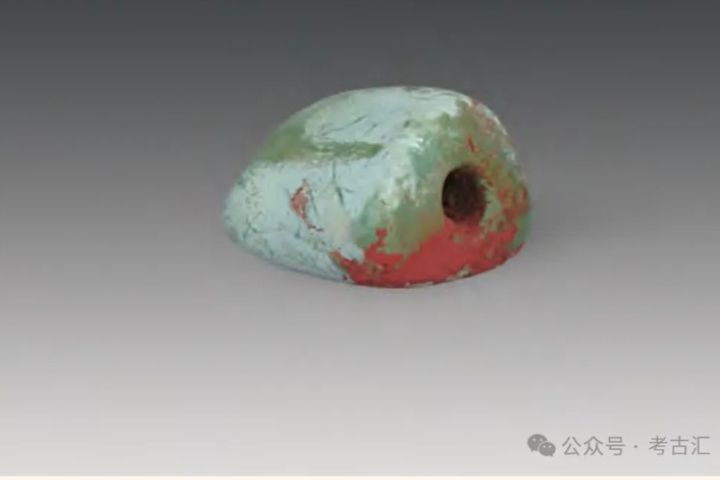 部分出土綠松石牌飾的形制,也與河南二里頭遺址出土的同類器物具有可比性。圖/取自考古匯公眾號