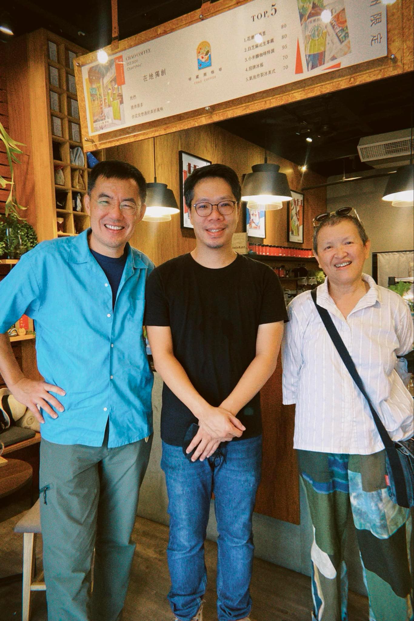 啡藏潮創辦人林彥村不斷嘗試用潮州或屏東在地的農產品結合咖啡。左為希望打造潮州在地旅行的劉維公教授，右為大成實小治校委員、雲門舞蹈教室董事長溫慧玟。圖/取自啡藏潮臉書2025春潮集
