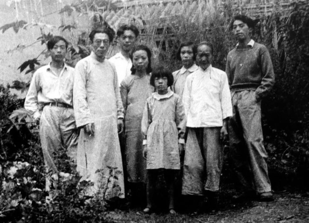 聞一多全家在雲南昆明住宅前合影。圖/取自鳳凰網