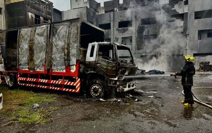 台南市安南區海佃路住宅區一處空地廢棄物22日凌晨起火爆炸，火勢延燒民宅，波及各式車輛，多人受傷送醫。圖/中央社、台南市消防局提供