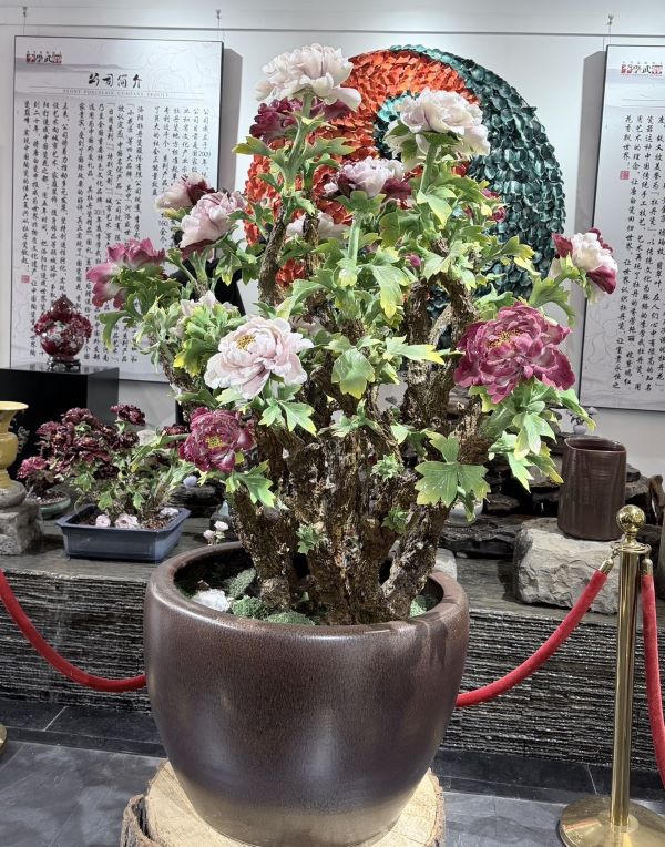   以牡丹為主題創作的瓷藝，從花瓣層次、葉片紋理到整體色澤，都展現極高工藝水準。圖/記者陳素貞攝