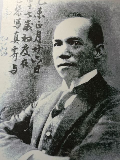 梁啓超是中國近代啟蒙思想家、政治家與文學家,圖為他在旅法時留影。圖/記者陳素貞翻攝