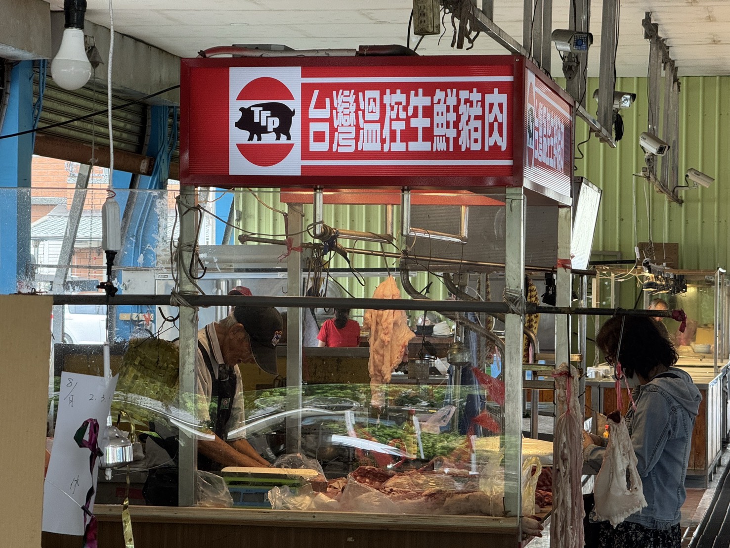 農業部多年來不斷重申改革願景、編列預算，實際作為卻停留原地，反而持續強調「台灣溫體豬最好吃」的口號。圖/記者黃楚甯攝