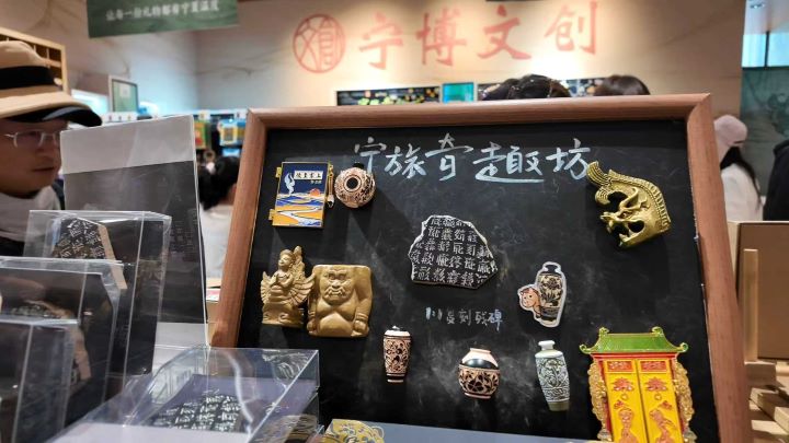 「探秘西夏」考古系列冰箱貼,也因高度還原西夏考古遺址場景而受到文創迷喜愛。圖/記者陳思豪攝