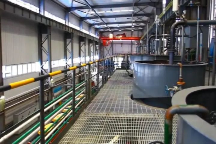 因烏努格吐山銅鉬礦選礦廠鋼製格柵板脫落，實習學生集體墜入浮選槽。圖/取騰訊網