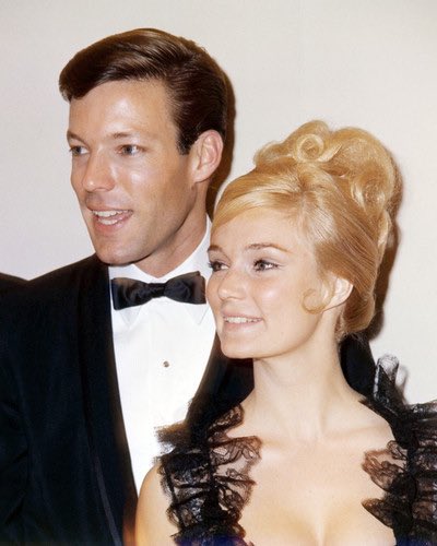 李察張伯倫2022年在X貼出一張與當年曾合作過的明星伊薇明媚絲 (Yvette Mimieux)的合照，祝她80歲生日。圖／取自Richard Chamberlain X