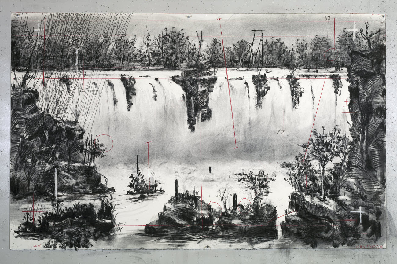 威廉．肯特里奇，《前方水潭》，2018，炭筆、紅色鉛筆、紙，100 × 160 公分。私人收藏，英國。圖/藝術家提供