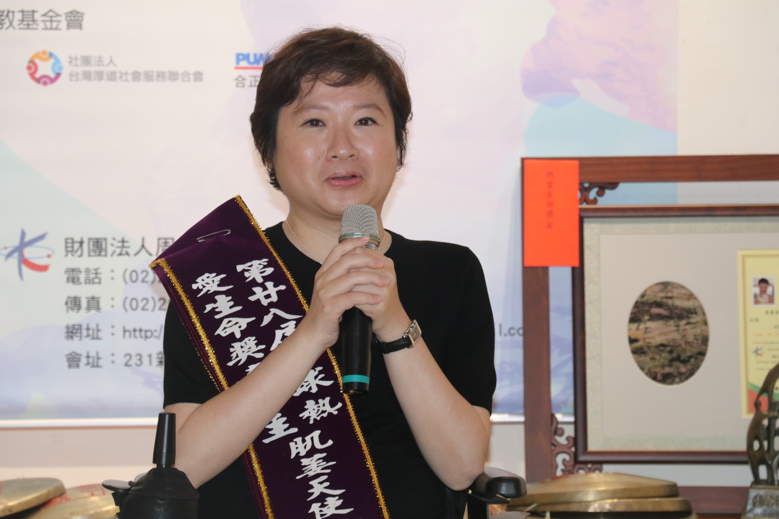 肌萎天使鄭鈴獲得熱愛生命獎章。圖/周大觀文教基金會提供